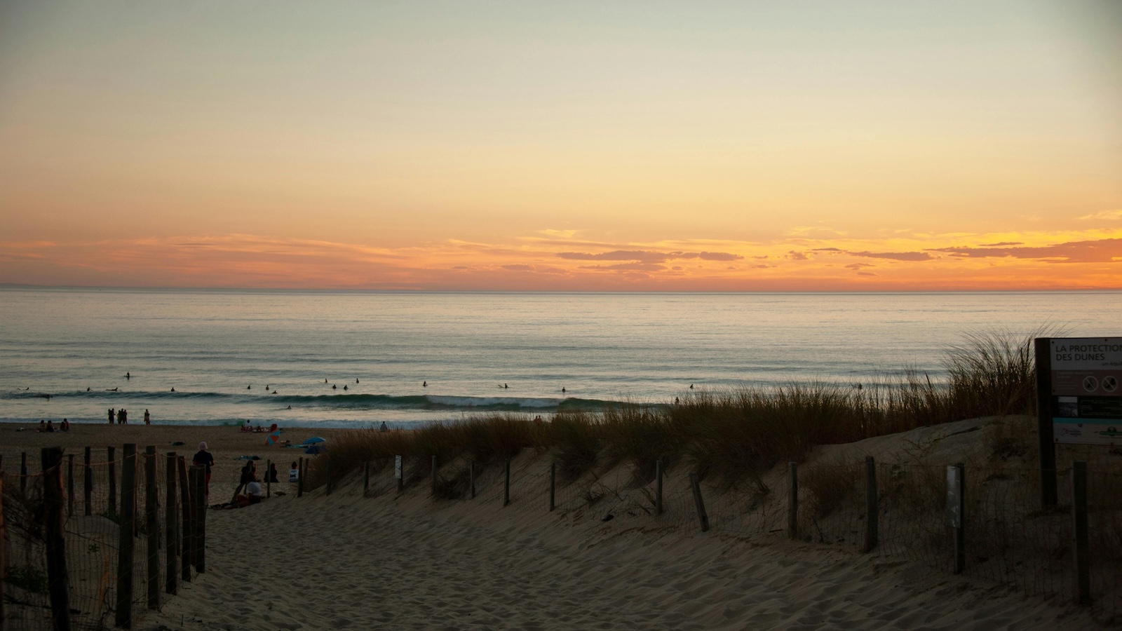 Plage de Seignosse au lever du soleil avec vagues sur le sable