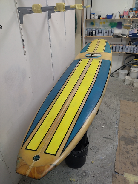 Longboard restauré dans atelier de réparation de planches de surf